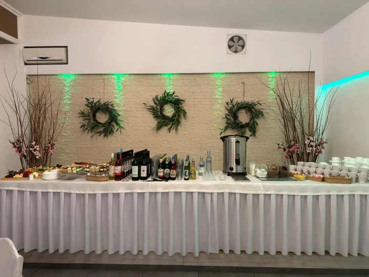 Bufet kawowy i napoje przy dekoracyjnej ścianie