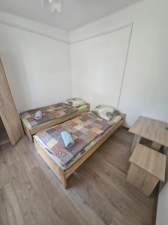 Sypialnia z podwójnym łóżkiem i szafą — widok z przodu