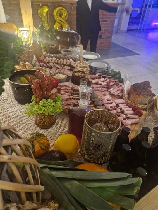 Wiejski bufet z wędlinami i dekoracją na osiemnastkę