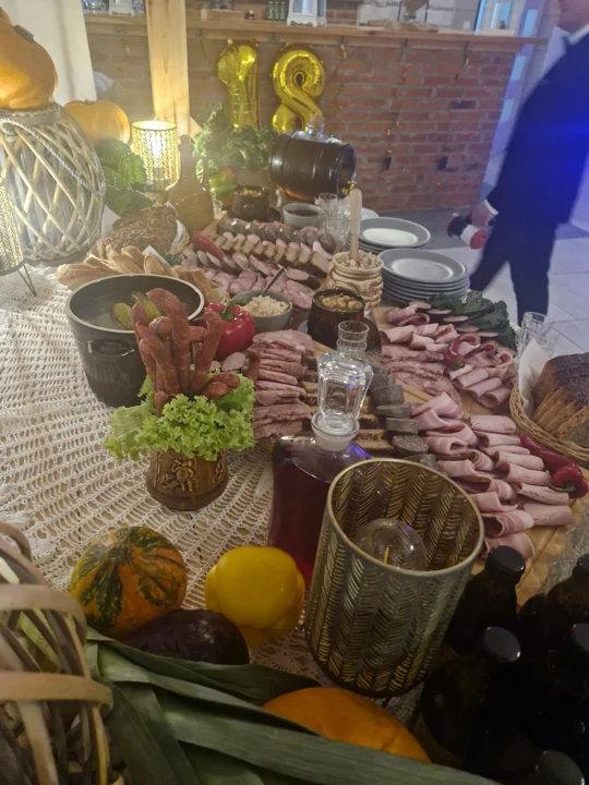 Wiejski bufet i złote balony z liczbą 18