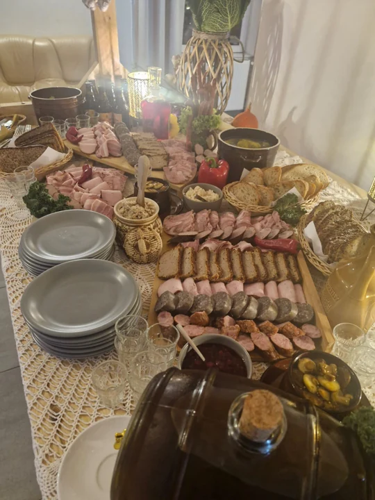 Rustykalny bufet z dzbanem — widok wzdłuż stołu