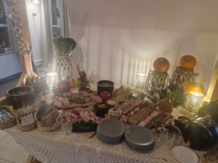 Wiejski bufet z dyniami — szerokie ujęcie