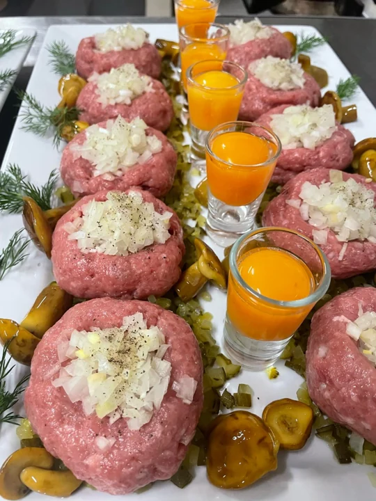 Tatar z piklami i żółtkami — ujęcie ukośne
