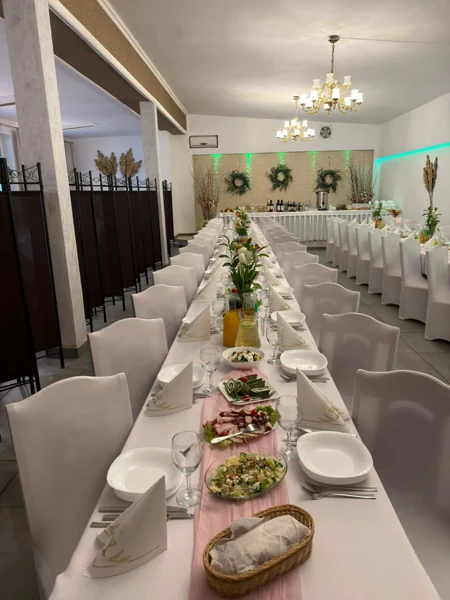 Duża sala — przygotowana na przyjęcie