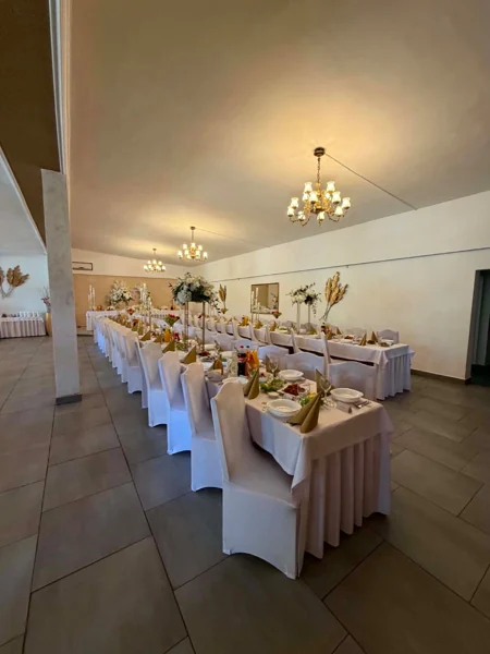 Duża sala — widok od końca stołu