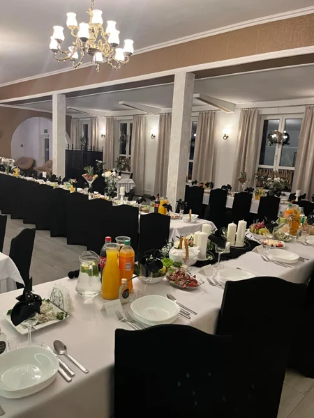 Duża sala — nakrycia i czarne pokrowce
