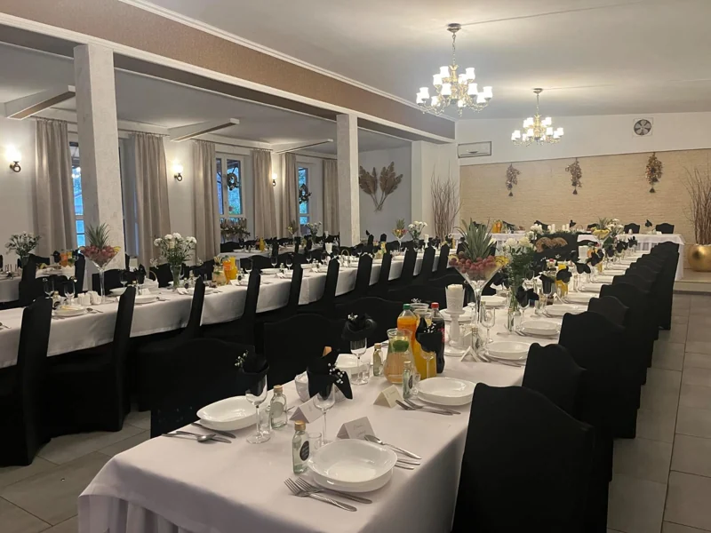 Duża sala — aranżacja z czarnymi krzesłami